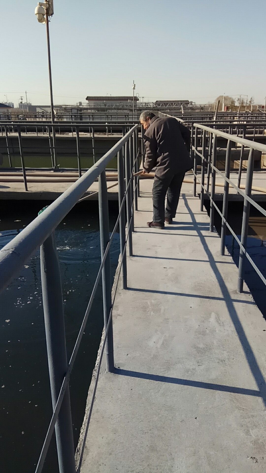 小學(xué)生參觀污水處理廠迎“世界水日”